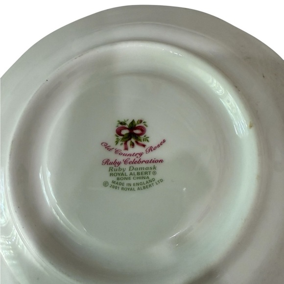 Royal Albert Old Country Roses Ruby Damask 2001 Bone China Teacup and Saucer - Picture 4 of 6